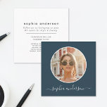 Script Modern Chic Foto Vintag Blue Social Media Telefonnummerkarte<br><div class="desc">Die moderne und schicke Visitenkarte/Visitenkarte präsentiert Ihr Foto in einem Instagram-Stil-Kreis,  umgeben von einer Vintagen blauen Kulisse,  die neben Ihrem Namen in handgeschriebener Schrift-Kalligrafie steht. Auf der Rückseite ist viel Platz für Social Media Handler und andere Kontaktinformationen.</div>