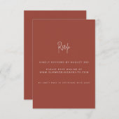 Script Modern Terracotta & Cream Wedding Website R RSVP Karte (Vorne/Hinten)