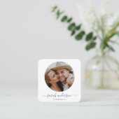 Script Modern Typografy Quadratische Visitenkarte (Stehend Vorderseite)