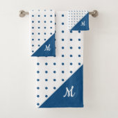 Script Monogram Blue auf White Polka Dot Pattern Badhandtuch Set (Insitu)