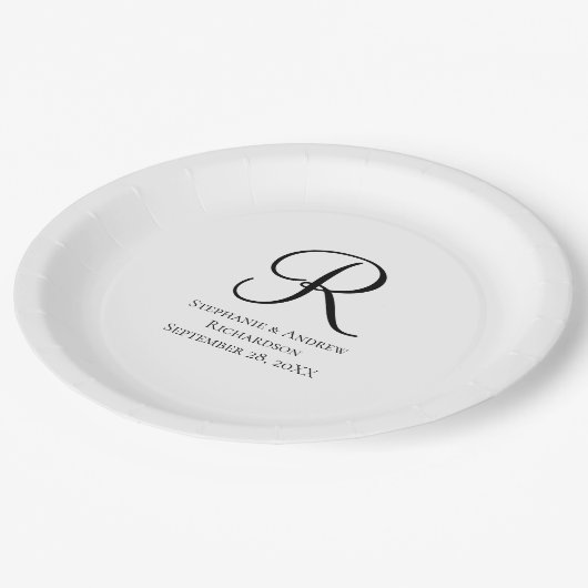 Script Monogram Schwarz-weiß Elegant Wedding Pappteller (Schrägansicht)