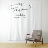 Script Mr. & Mrs. Simple Links Aligned Foto Hinter Wandteppich (Beispiel)