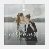Script Mrs & Mrs Newlyweds Photo Christmas Ornament Aus Glas (Vorderseite)