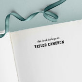 Script & Serif Varsity Style Dieses Buch gehört T0 Permastempel