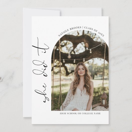 Script She did It Minimalistisch Abschluss Girl Fo Einladung (Vorderseite)