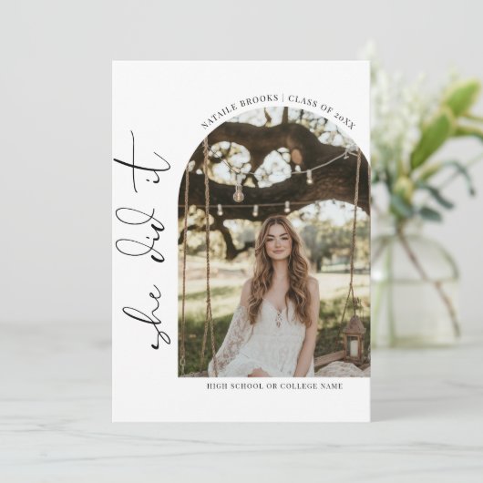 Script She did It Minimalistisch Abschluss Girl Fo Einladung (Stehend Vorderseite)