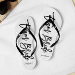 Script Typografie "Team Bride" Badesandalen<br><div class="desc">Personalisierte Brautparty-Flip-Flops mit einer stilvollen und trendigen Schrift-Typografie. Passen Sie mit dem Monogramm der Braut und des Bräutigams, dem Hochzeitsdatum und dem Namen der Brautjungfrau für ein freundliches Design an! Suchen Sie nach einer benutzerdefinierten Farbe? Kein Problem! Senden Sie einfach Ihre Anfrage an heartlockedstudio unter gmail dot com und wir...</div>