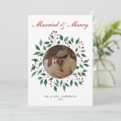 Script Verheiratet & Merry Newlywed Foto Feiertagskarte (Stehend Vorderseite)
