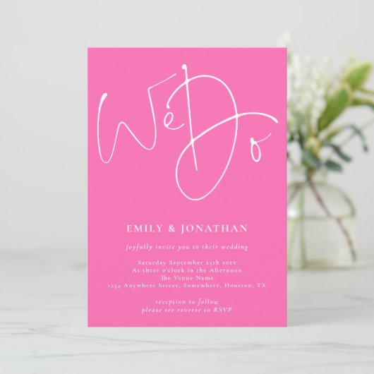 Script We Do Photo QR Code Hot Pink Wedding Einladung (Stehend Vorderseite)