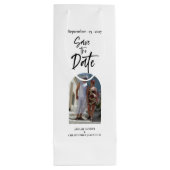 Scripting-Foto Save the Date Geschenktüte Für Weinflaschen (Rückseite)