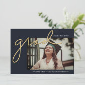 Scripting Grad Navy und Gold Abschluss Ankündigung (Stehend Vorderseite)