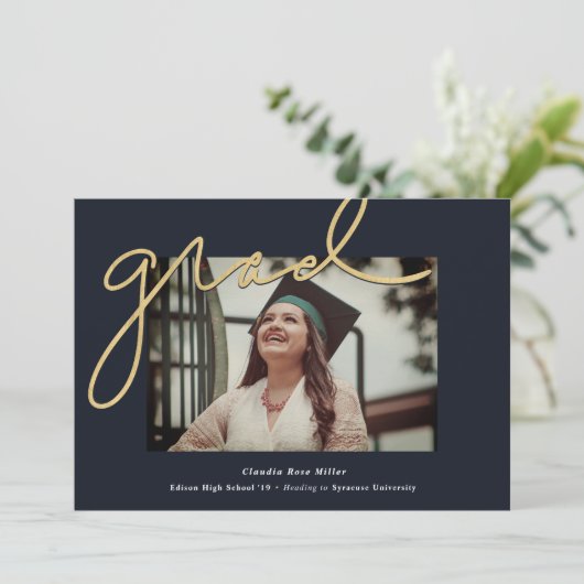 Scripting Grad Navy und Gold Foto Abschluss Ankündigung (Stehend Vorderseite)