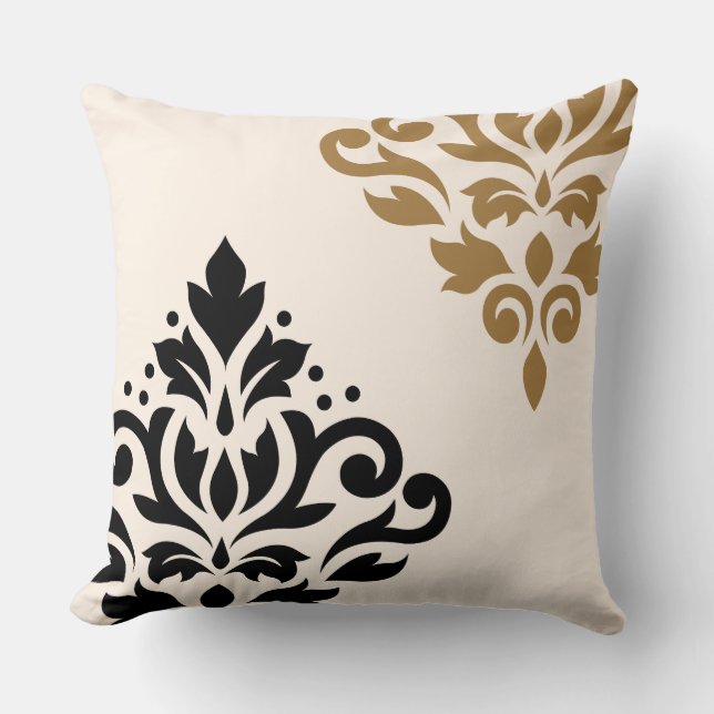 Scroll Damask Art I Black & Gold auf Creme Kissen (Vorderseite)