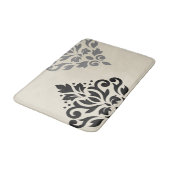 Scroll Damask Art I Black Gray Creme Badematte (Schrägansicht)