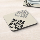 Scroll Damask Art I Black Gray Creme Getränkeuntersetzer (Linke Seite)