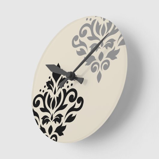 Scroll Damask Art I Black Gray Creme Runde Wanduhr (Winkel)