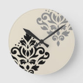Scroll Damask Art I Black Gray Creme Runde Wanduhr (Vorderseite)