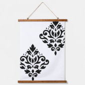 Scroll Damask Art I Black on White Wandteppich Mit Holzrahmen (Vorderseite)