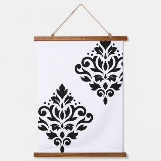 Scroll Damask Art I Black on White Wandteppich Mit Holzrahmen (Vorderseite)