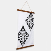 Scroll Damask Art I Black on White Wandteppich Mit Holzrahmen (Gewinkelt)