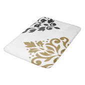 Scroll Damask Art I Gold & Grau auf Weiß Badematte (Schrägansicht)