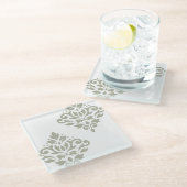 Scroll Damask Art I Green on White Glasuntersetzer (Schrägansicht)