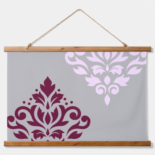Scroll Damask Art I Plum Pink Grau Wandteppich Mit Holzrahmen (Vorne)