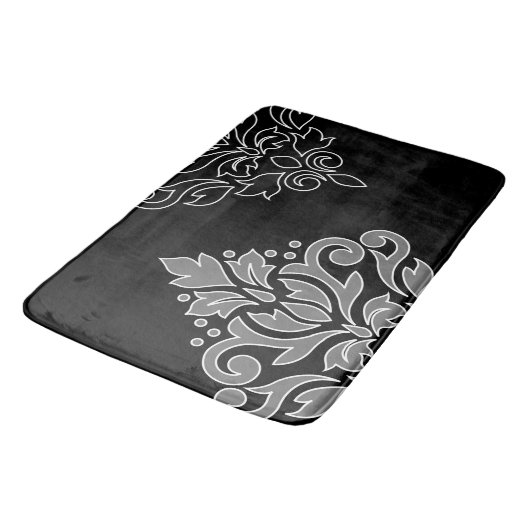 Scroll Damask Art I White Line Grau Schwarz Badematte (Schrägansicht)