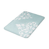 Scroll Damask Art I White on Duck Egal Blue Badematte (Schrägansicht)