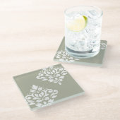 Scroll Damask Art I White on Green Glasuntersetzer (Schrägansicht)