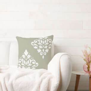 Scroll Damask Art I White on Green Kissen
