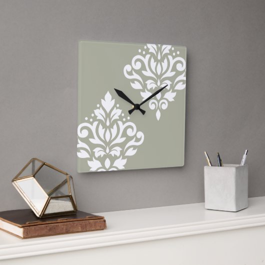 Scroll Damask Art I White on Green Quadratische Wanduhr (Büro)