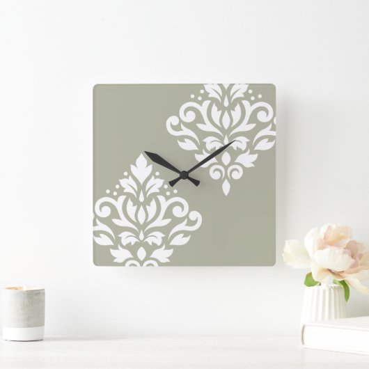 Scroll Damask Art I White on Green Quadratische Wanduhr (Zuhause)