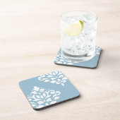 Scroll Damask Art I White on Light Blue Getränkeuntersetzer (Rechte Seite)