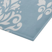 Scroll Damask Art I White on Light Blue Schneidebrett (Ecke)