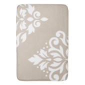 Scroll Damask Art I White on Light Taue Badematte (Vorderseite Vertikal)