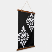 Scroll Damask Art I White Wandteppich Mit Holzrahmen (Gewinkelt)
