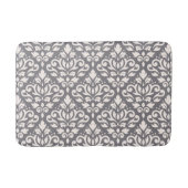 Scroll Damask Big Pattern Creme auf Grau Badematte (Vorderseite)