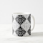 Scroll Damask Big Ptn B&W auf Grau Kaffeetasse (VorderseiteRechts)