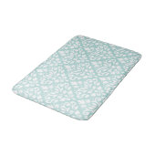 Scroll Damask Big Ptn White auf Lt Aquamarin Badematte (Schrägansicht)