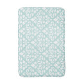 Scroll Damask Big Ptn White auf Lt Aquamarin Badematte (Vorderseite Vertikal)