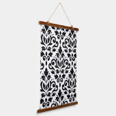 Scroll Damask Large Pattern Black on White Wandteppich Mit Holzrahmen (Gewinkelt)