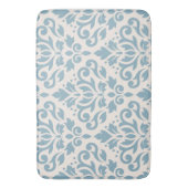 Scroll Damask Large Pattern Blue auf Creme Badematte (Vorderseite Vertikal)