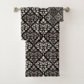 Scroll Damask Muster Taupe Black Badhandtuch Set (Insitu)