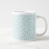Scroll Damask Muster Weiß auf Enten Ei Blau (B) Jumbo-Tasse (Rechts)