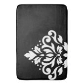 Scroll Damask Off-Set I White on Black Badematte (Vorderseite Vertikal)