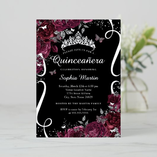 Scroll Floral Elegante Burgundy Quinceanera Folieneinladung (Stehend vorne)