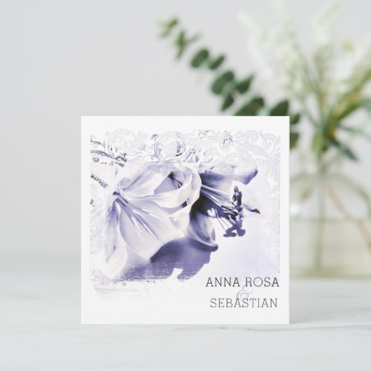 *~* Scroll Lily AR12 QR FOTO UAWG Floral Wedding Einladung (Stehend Vorderseite)