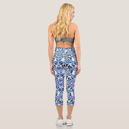 Scrolled Leaf Blue Capri Leggings (Rückseite)