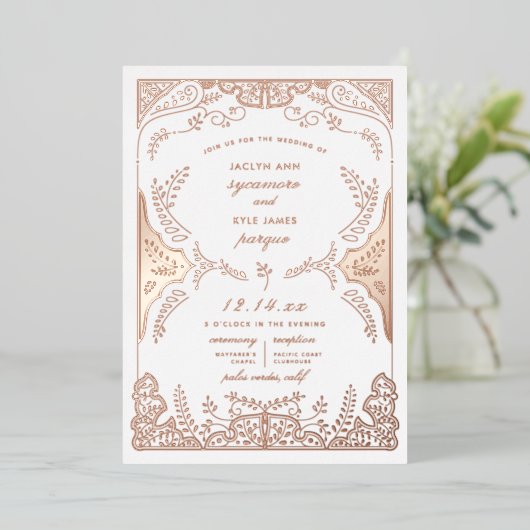 Scrolling Blätter Whimsical Wedding Rose Gold Folieneinladung (Stehend vorne)